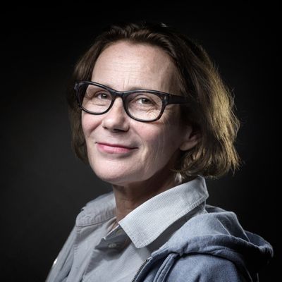 L'autrice Marie Desplechin pose immanquablement un regard curieux et combattif sur le monde qui l'entoure au travers de ses œuvres