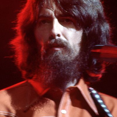 Le musicien, guitariste, auteur-compositeur-interprète George Harrison en concert le 1er août 1971, au Madison Square Garden de New York.