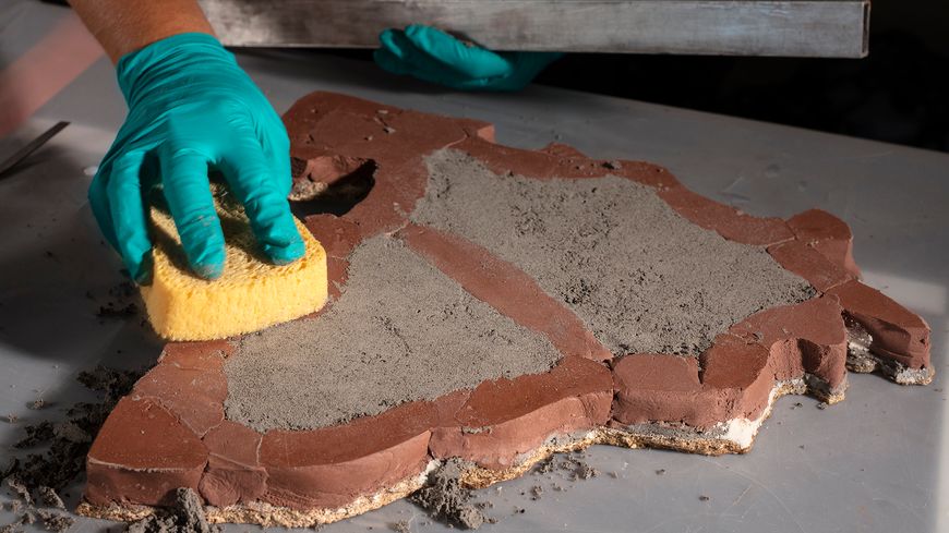 Restauration en cours des peintures déposées sur le site de la Verrerie.