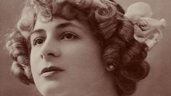 La comédienne Armande Cassive, elle était l’interprète favorite de Feydeau (1867-1940). Portrait dans : Album Reutlinger, vol. 50, entre 1875 et 1917. - Gallica, BNF