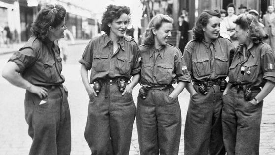 Des femmes françaises en uniforme militaire et avec des grenades en bandoulière, membres des Forces Françaises de l'Intérieur, à Guincamp, en Bretagne. ©Getty