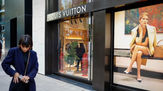 Comment les confinements à travers le monde ont-ils bousculé le marché du luxe ? ©AFP - Eva Marie UZCATEGUI