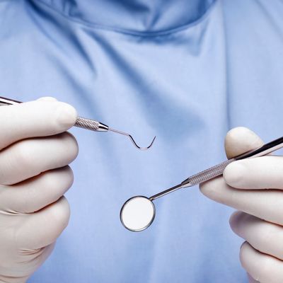 Dentiste au moment du contrôle dentaire