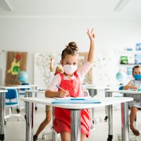 Enfants au début de leur apprentissage en classe