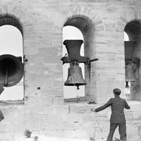 Saintes-Maries-de-la-Mer Hommes sonnant les cloches de l'église de Saintes-Maries-de-la-Mer, France en 1931.