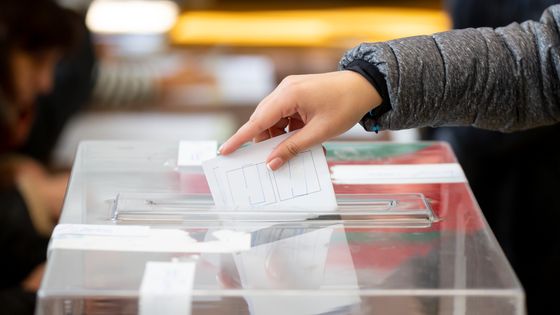 Dépôt d'un vote dans une urne. ©Getty - Minko Chernev / EyeEm