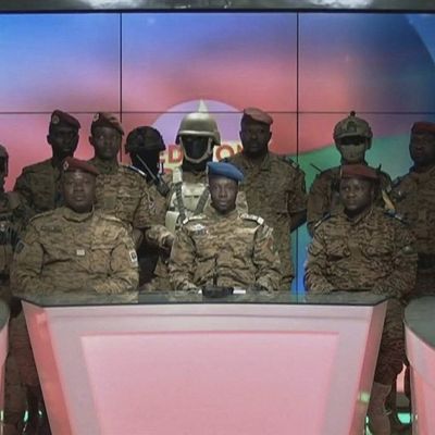 Les putschistes ont annoncé avoir pris le pouvoir dans le pays à la télévision....
