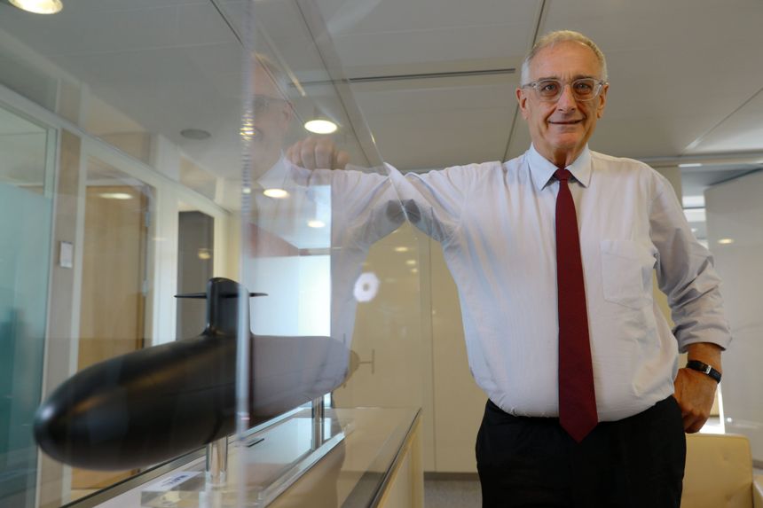 L’ex-PDG de Naval Group, Hervé Guillou, pose avec une maquette du sous-marin de type Barracuda le 14 février 2019