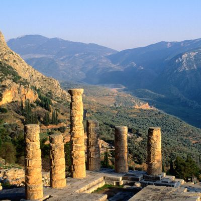 Les ruines du Temple d'Apollon et la vallée du Mont Parnasse, vu de Delphes