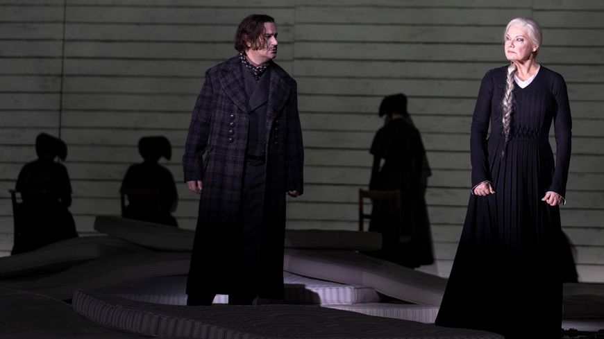 Janáček, Jenůfa – Direction Henrik Nánási, Mise en scène Claus Guth : Karita Mattila et Saimir Pirgu