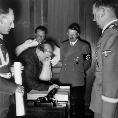 Les accords de Munich ont été signés le 30 septembre 1938 entre l'Allemagne, la France, le Royaume-Uni et l'Italie par Hitler, Daladier, Chamberlain, Mussolini.