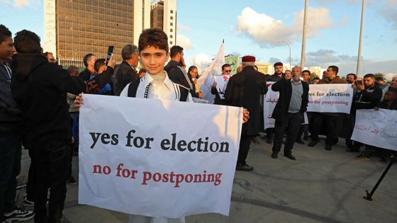 Libyens manifestant contre le report des élections à Benghazi le 24 décembre 2021. ©AFP - Abdullah DOMA
