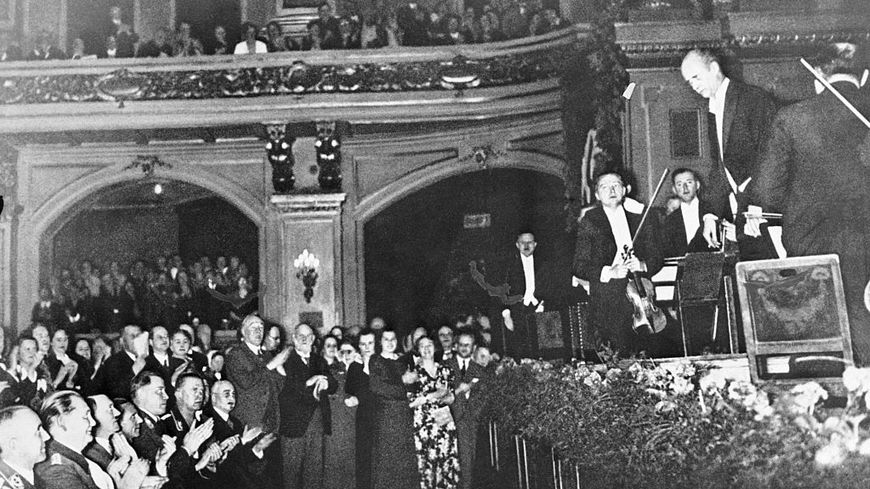 L'orchestre et Wilhelm Furtwängler face à Herman Goering, Adolf Hitler et Josef Goebbels.