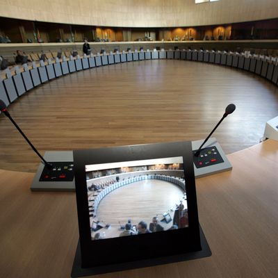 A l'intérieur de la salle de conférence du Berlaymont, qui abrite le siège de la Commission européene à Bruxelles, septembre 2004.