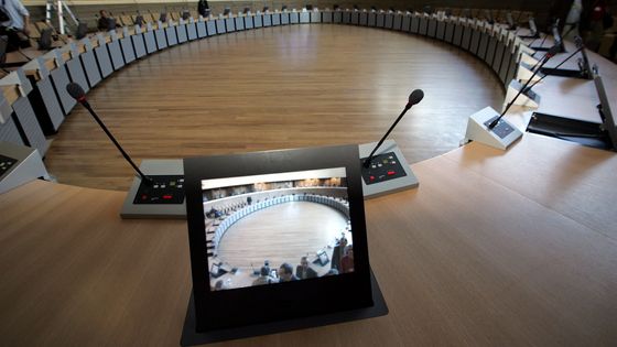 A l'intérieur de la salle de conférence du Berlaymont, qui abrite le siège de la Commission européene à Bruxelles, septembre 2004. ©AFP - Gérard CERLES