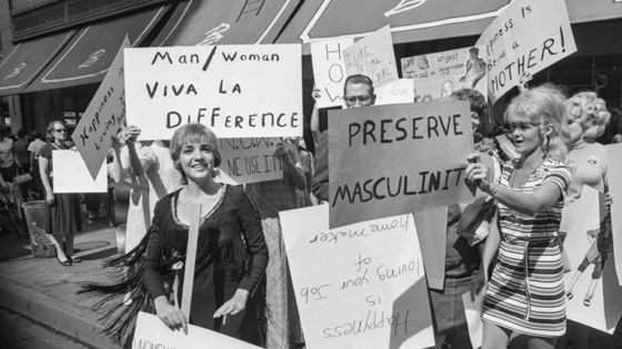 Des marcheuses contre le mouvement de libération des femmes, Los Angeles, USA, 1970 ©Getty - Bettmann / Contributeur
