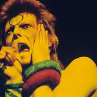 David Bowie en concert à Londres le 12 mai 1973, durant la tournée Ziggy Stardust.