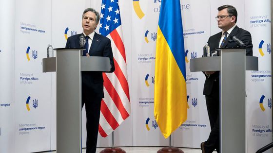 Le ministre ukrainien des Affaires étrangères Dmytro Kuleba et le secrétaire d'État américain Antony Blinken donnent une conférence de presse à Kiev. 19/01/2022 ©AFP - Alex Brandon