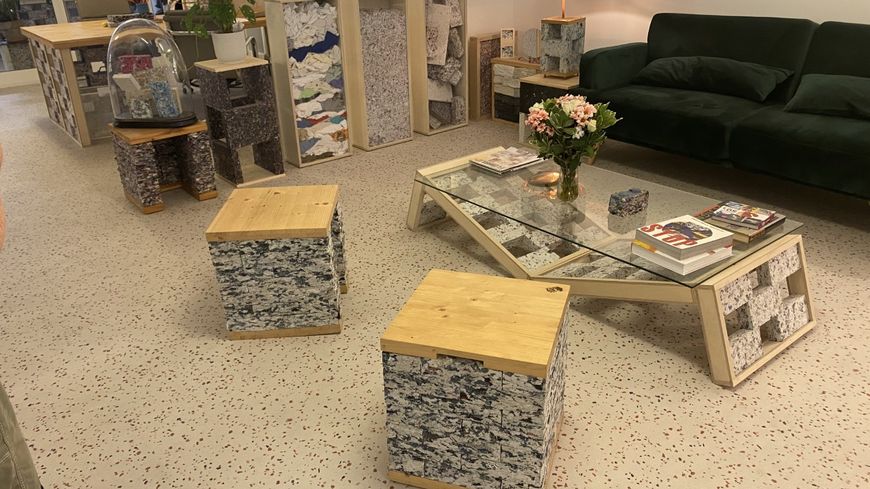 FabBrick s'est spécialisé dans le mobilier, cloisons d'open space et parements de murs en tissus recyclés