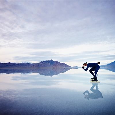 Patineur sur un lac gelé
