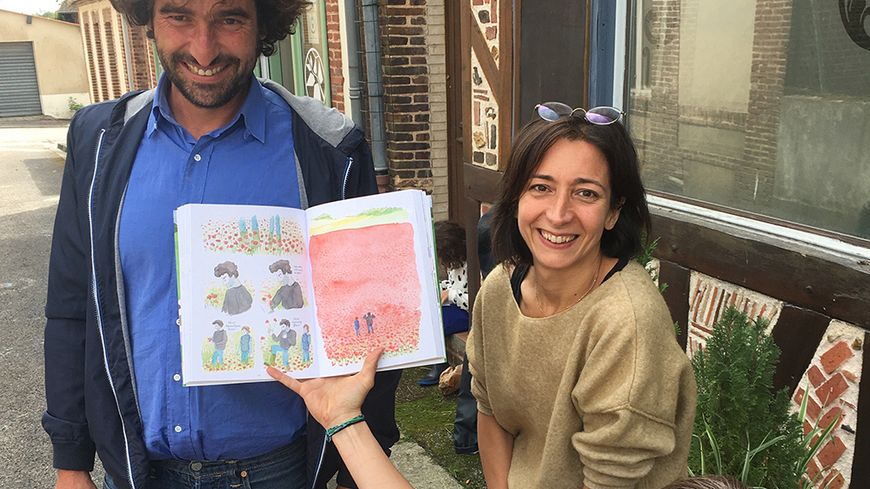 Aurélie castex et Elise Gruau, en compagnie de Xavier Braux le producteur de lait héros de la BD
