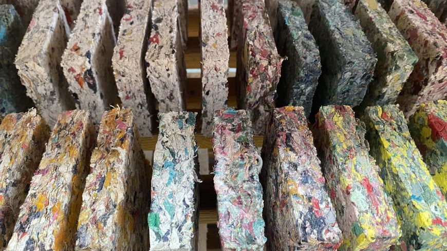 Briques conçues avec du textile recyclé aux qualités acoustiques et thermiques