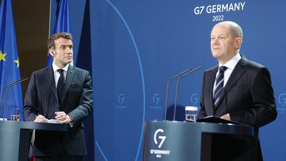 Emmanuel Macron et le Chancelier allemand Olaf Scholz en conférence de presse à Berlin ©AFP - KAY NIETFELD / dpa-Pool