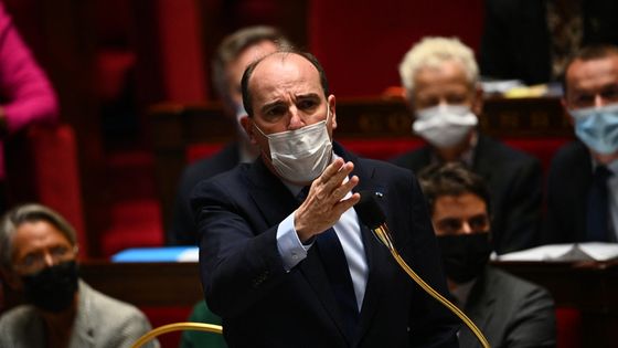Le Premier ministre Jean Castex s'adresse aux députés lors de la séance de questions au gouvernement à l'Assemblée nationale, le 4 janvier 2021. ©AFP - Christophe ARCHAMBAULT