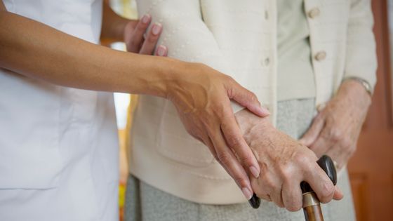 Dans un hôpital, une infirmière fait marcher une personne âgée ©Getty - Jacobs Stock Photography Ltd