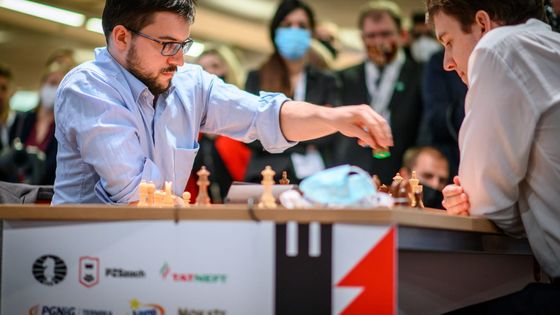 MVL, à gauche sur la photo, a remporté les championnats du monde d'échecs en blitz, c'est à dire en parties rapides, le 30 décembre dernier à Varsovie. - Fédération internationale des échecs