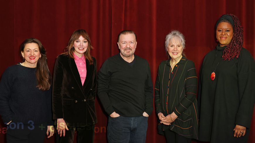 Jo Hartley, Diane Morgan, Ricky Gervais, Dame Penelope Wilton et Michelle Greenidge à la première de la saison 3 de la série "After Life" de Netflix le 6 janvier 2022 à Londres, en Angleterre.