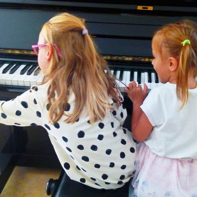 Deux petites filles jouent au piano