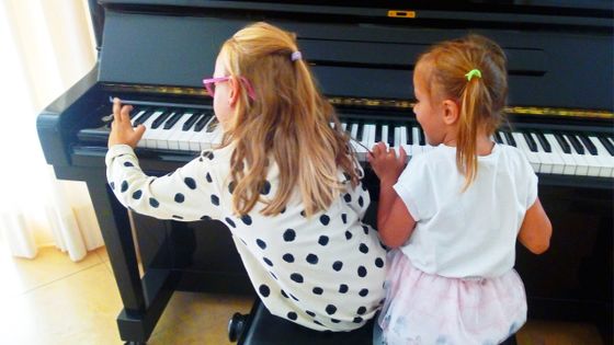 Deux petites filles jouent au piano ©Getty - Rosmarie Wirz
