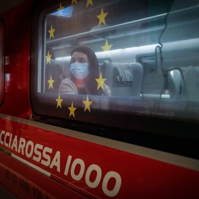 Une femme dans le premier Frecciarossa à la Gare de Lyon de Paris, le 18 décembre 2021