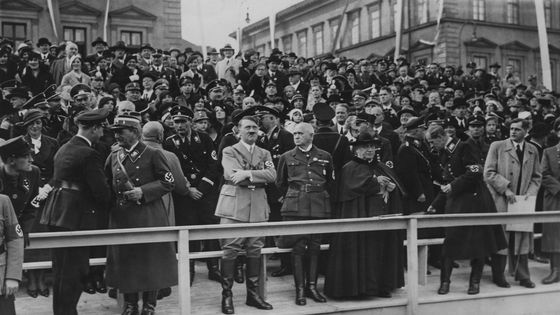 Hitler à Munich en octobre 1933. ©Getty - Keystone/Hulton Archive