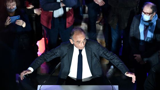 Eric Zemmour présente ses vœux du nouvel an lors d'une conférence de presse le 4 janvier 2022 ©AFP - STEPHANE DE SAKUTIN / AFP