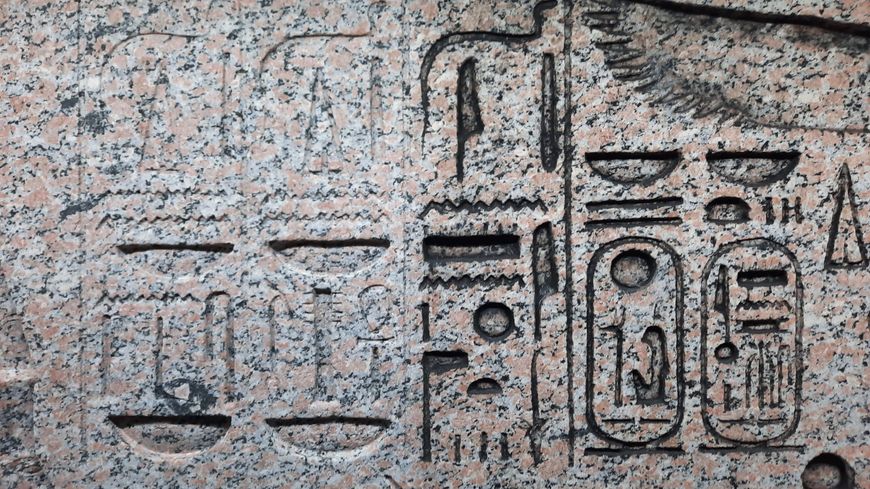 Le test de nettoyage à gauche de la photo montre que les dépôts noirs provoqués par la pollution, quoique nocifs pour la pierre, mettent en valeur les hiéroglyphes, “comme le ferait un crayon noir pour le contour d’un œil".