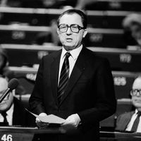 Jacques Delors, président de la Commission européenne, donne un discours au parlement européen, à Strasbourg, en février 1987.
