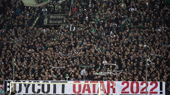 Bannière appelant au boycott de la Coupe du Monde 2022 du Qatar lors d’un match de la Coupe allemande (DFB Pokal) à Moenchengladbach le 27 octobre 2021. ©AFP - Ina Fassbender