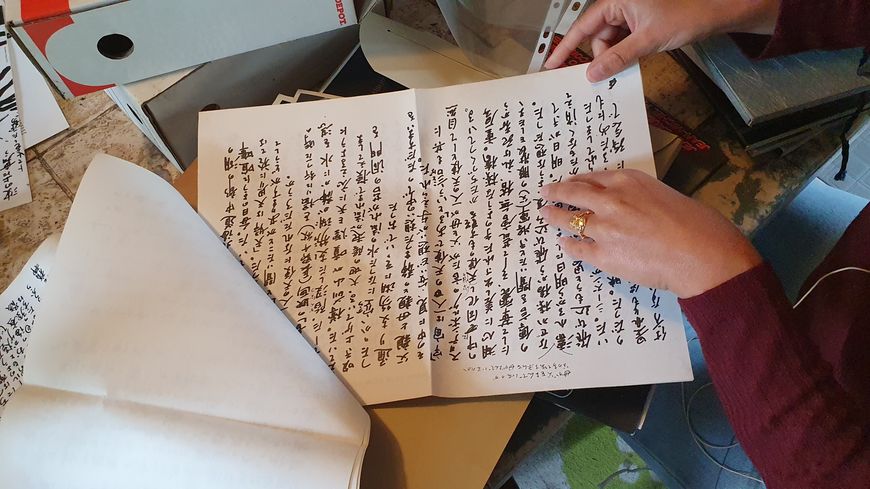 Calligraphie japonaise... Dans l'une des nombreuses boîtes dédiées à la danse butô