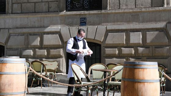 Terrasse d’un restaurant de l’Avenue des Champs-Elysées à Paris le 19 mai 2021. ©Getty - Li Yang/China News Service