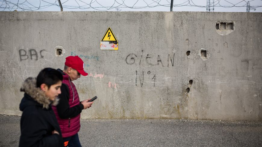 Adolescents de la Cité le long d’un mur de la centrale (2018).