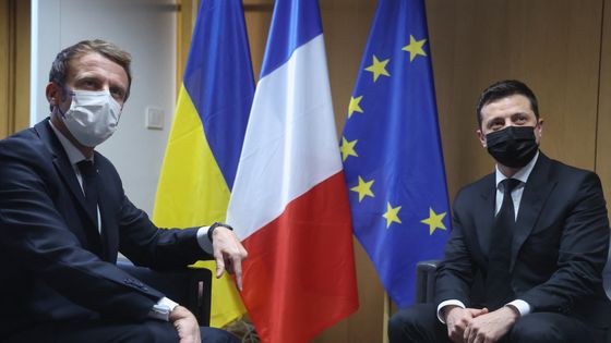 Le Président Emmanuel Macron rencontre le Président ukrainien Volodymyr Zelensky lors du Sommet du Partenariat Oriental à Bruxelles le 15 décembre 2021. ©AFP - Kenzo Tribouillard