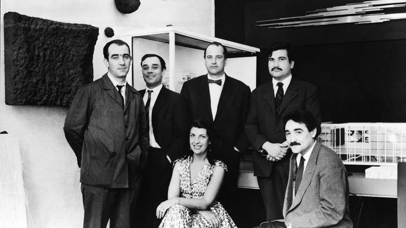 J. Tinguely, Y. Klein, W. Ruhnau, R. Brô, I. Clert, J. Rafael Soto à la Galerie Iris Clert, rue des Beaux-Arts, Paris, mai 1959