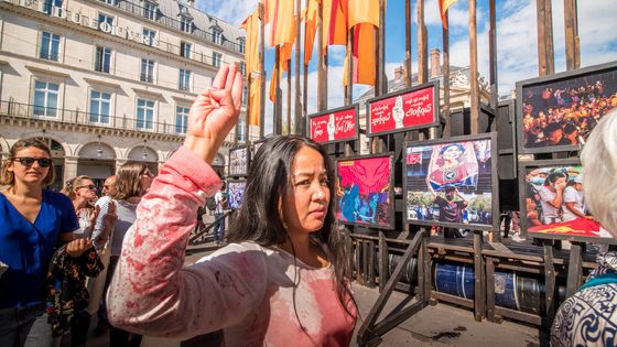 L'artiste birmane Yadanar Win lors d'une manifestation de soutien à la démocratie dans son pays, le 18 septembre 2021 à Paris. ©AFP - STEPHANE FERRER YULIANTI / HANS LUCAS / HANS LUCAS VIA AFP