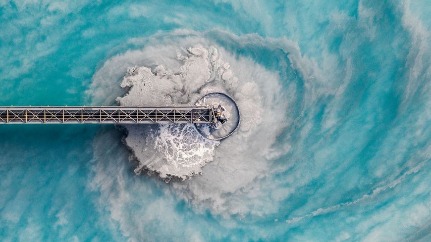 Image aérienne montrant des tourbillons d'eau dans une installation de gestion des déchets, Arizona, États-Unis.