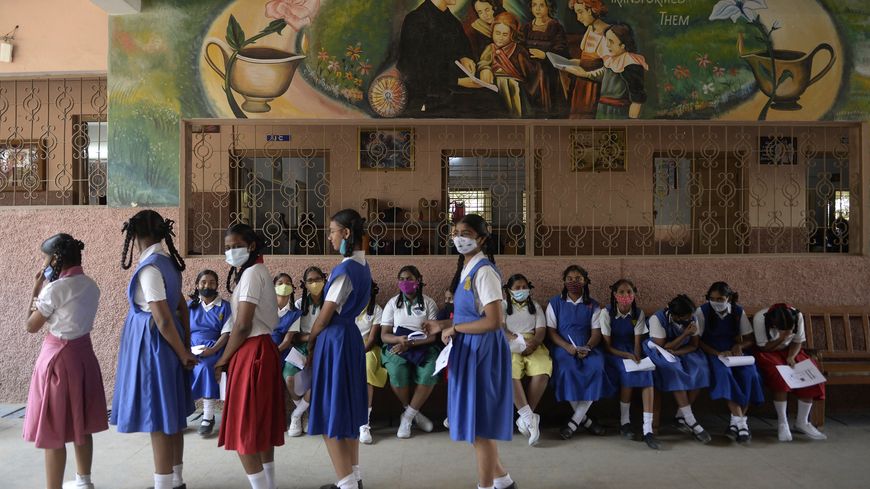 Etudiantes en ligne pour recevoir une dose de vaccin contre le Covid-19 à Hyderabad, 6 janvier 2022