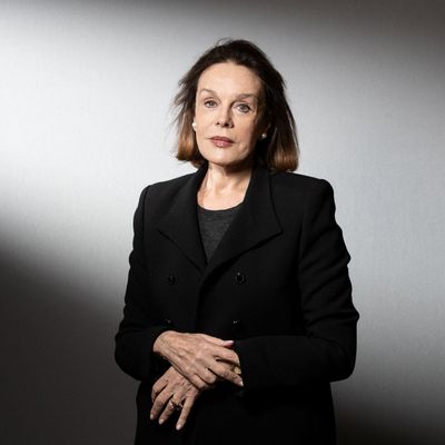 Catherine Nay revient sur les souvenirs de sa carrière dans les coulisses de la politique française.