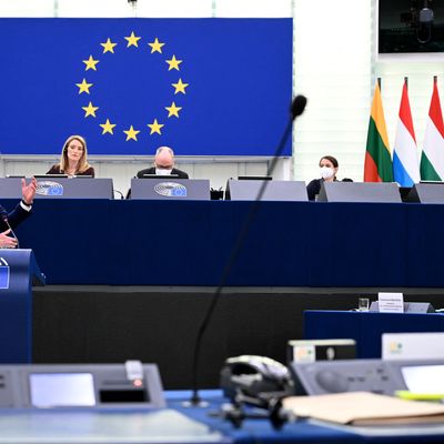 Le candidat écologiste Yannick Jadot face à Emmanuel Macron au Parlement européen à Strasbourg ce mercredi 19 janvier 2022