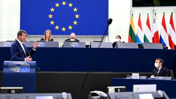 Le candidat écologiste Yannick Jadot face à Emmanuel Macron au Parlement européen à Strasbourg ce mercredi 19 janvier 2022 ©AFP - BERTRAND GUAY / POOL